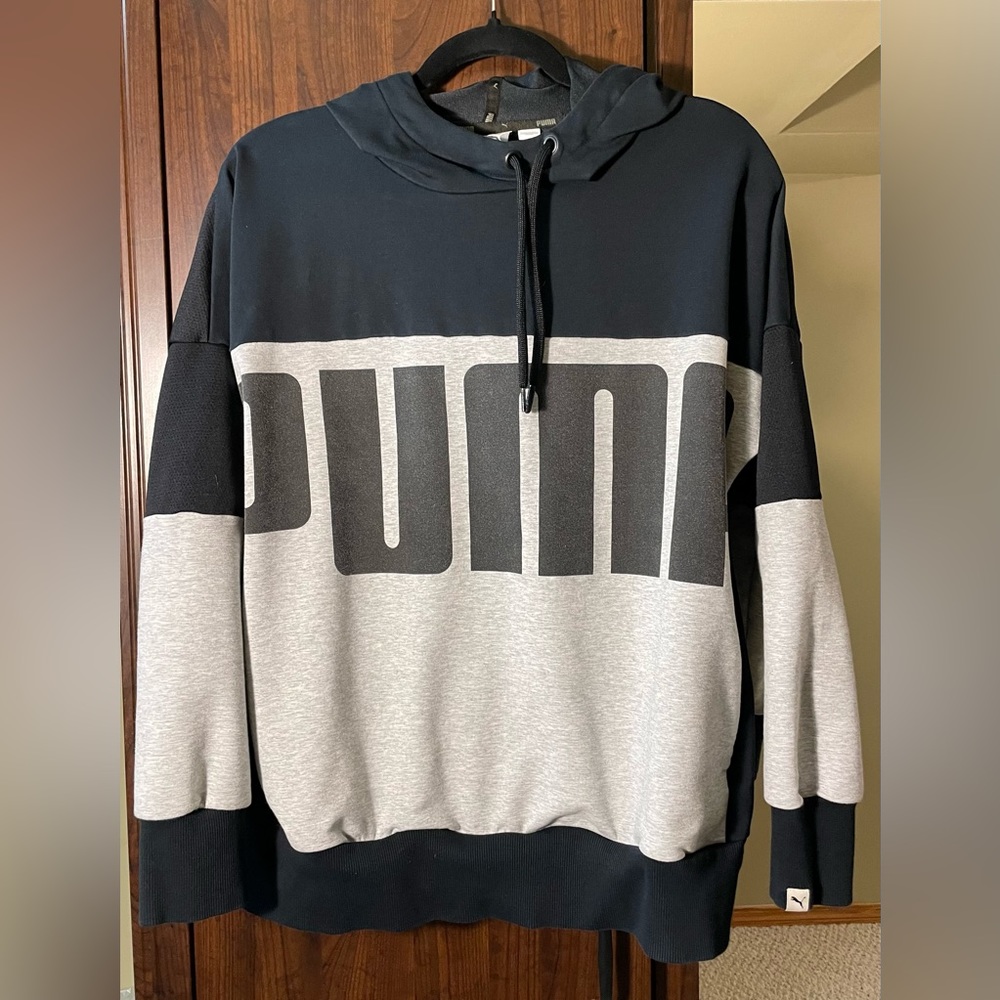 Puma USL sweatshirt with a hood and front pockets